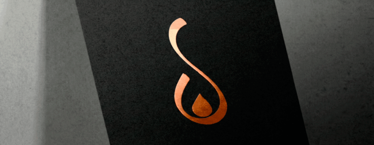 Logo escura com a logo dourado Studio Treze08